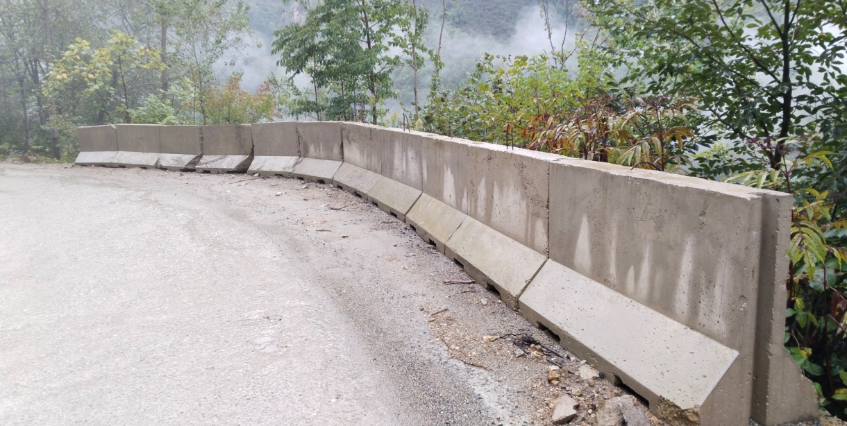 Çatalağaç Köyü Ana Yolunda Beton Bariyerlerle Trafik Güvenliği Artırılıyor